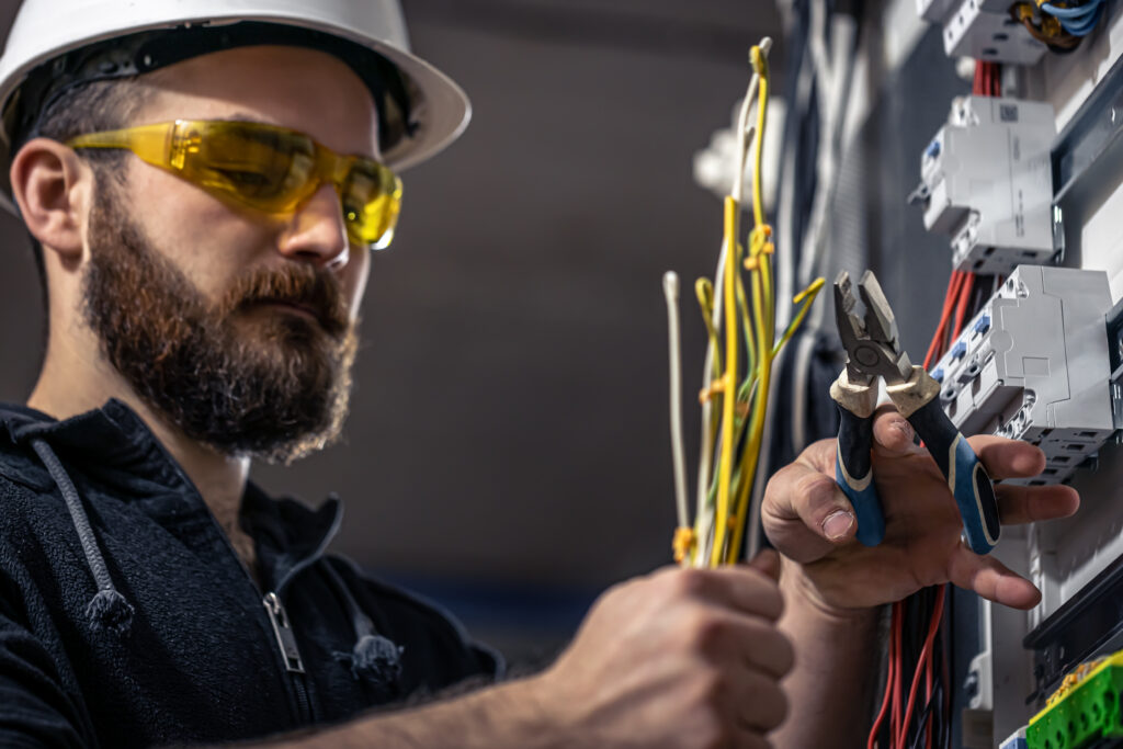 Microscopio inalámbrico FIC-203 aprovechar todas sus funciones 5 a male electrician works in a switchboard with an 2025 03 31 09 57 18 utc ROUHAN TELECOM Tools